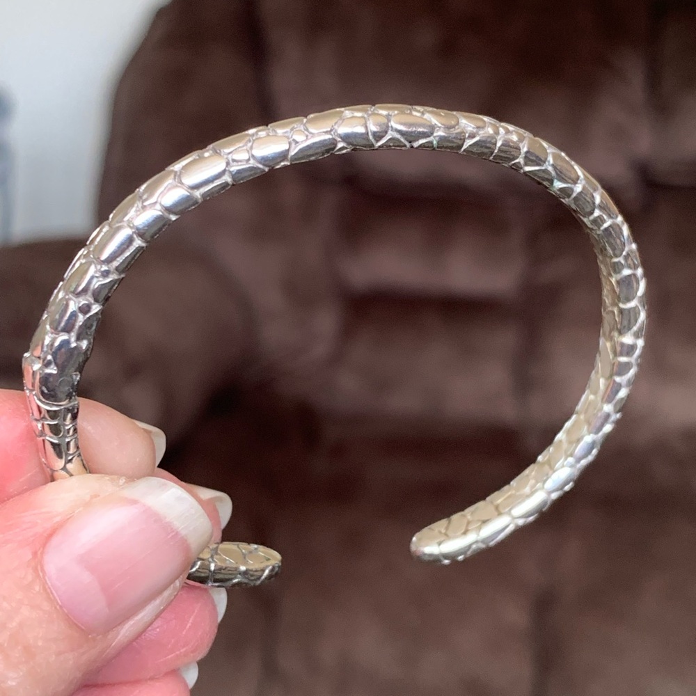Sarda Sterling Silver Silver Love One Another Cuff Bracelet - Picture 6 of 15